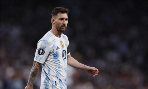 白开水穿搭：简约经典单品塑造松弛优雅气质